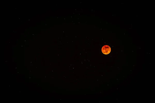 Der Blutmond Mit Orangefarbenem Leuchten Vereinzelt Nachthimmel — Stockfoto