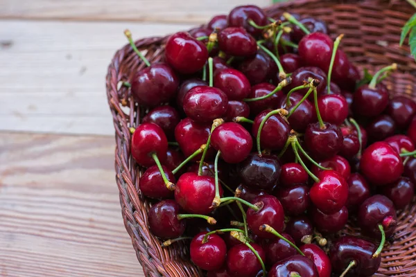 Grupo Deliciosas Cerezas Rojas Recién Recogidas Sobre Fondo Madera —  Fotos de Stock