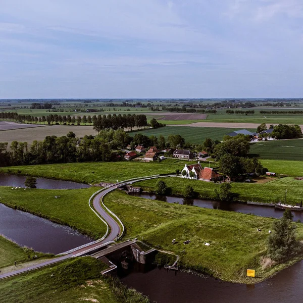 小さな家と緑の風景を持つオランダ フローニンゲン州のAduarderzijlで特徴的な道路 — ストック写真