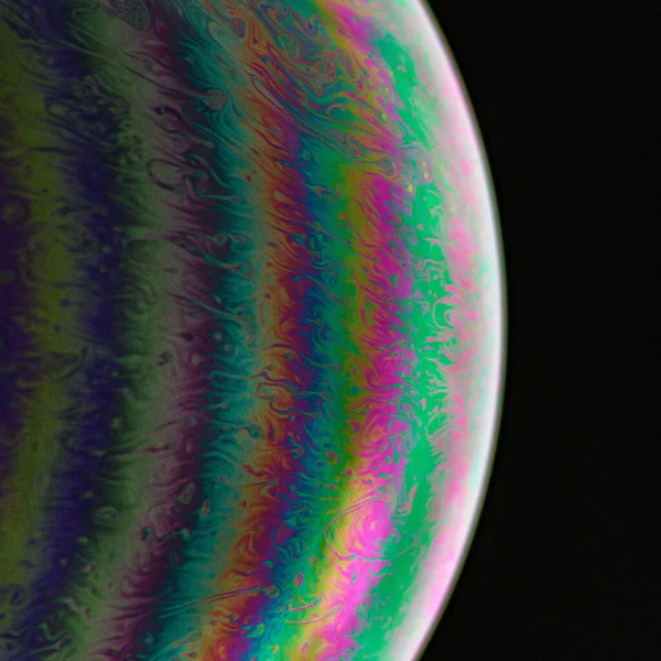 彩虹从黑色背景上的气泡中发出的彩虹的宏图 — 图库照片