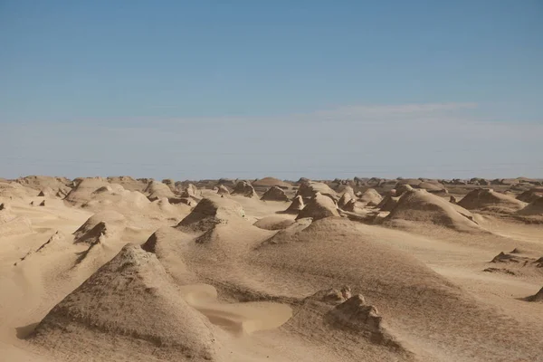 Una Hermosa Vista Pequeños Montículos Del Desierto Sobre Fondo Azul —  Fotos de Stock