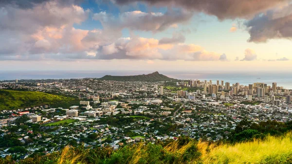 Uma Bela Vista Topo Uma Paisagem Urbana Fundo Monte Pôr — Fotografia de Stock