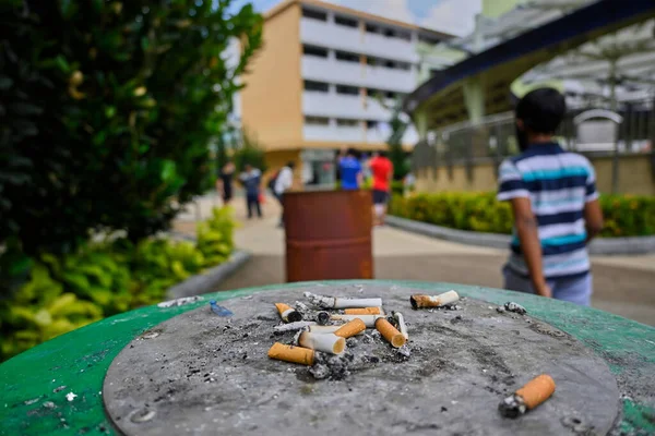 Nádegas Cigarro Livre Parque Com Pessoas Ambulantes Fundo — Fotografia de Stock