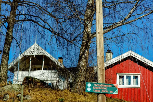 Вид Фасади Білого Червоного Будинків Під Блакитним Світлим Небом Норвегії — стокове фото