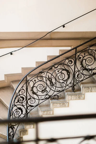 Eine Vertikale Aufnahme Schöner Treppen Einem Alten Gebäude Deutschland — Stockfoto