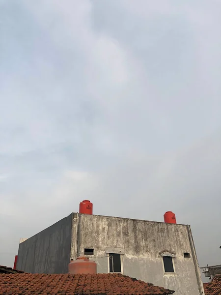 Uitzicht Een Rood Dak Naast Het Oude Gebouw Onder Bewolkte — Stockfoto