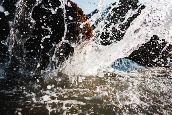 Těžké Šplouchání Vody Skálu Molu Vytvářející Částice — Stock fotografie