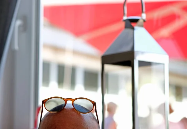 Close Cabeça Homem Com Óculos Sol Sobre Ele Contra Fundo — Fotografia de Stock