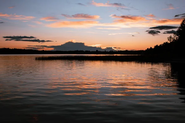 Turuncu Günbatımında Ormanı Olan Güzel Bir Göl Manzarası — Stok fotoğraf