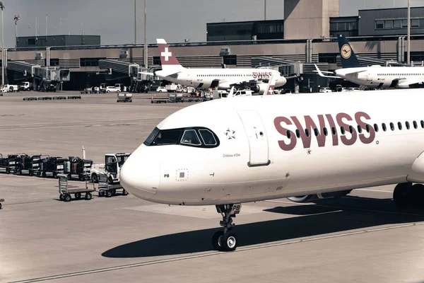 Ελβετικό Αεροπλάνο Στο Αεροδρόμιο Της Ζυρίχης — Φωτογραφία Αρχείου