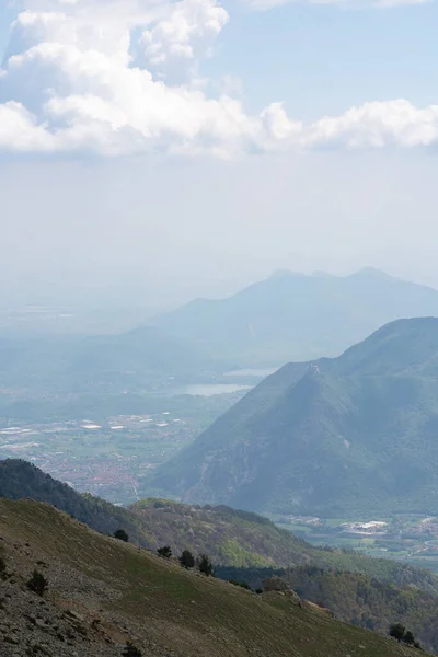 Ein Faszinierender Blick Auf Eine Wunderschöne Berglandschaft Vor Bewölktem Himmel — Stockfoto