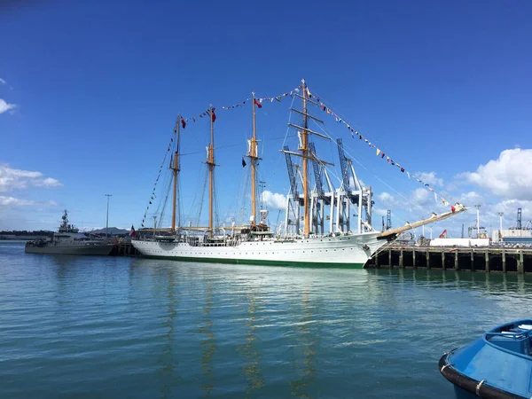 Ein Malerischer Blick Auf Ein Weißes Schönes Schiff Das Hafen — Stockfoto