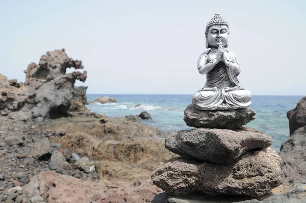 Una Antigua Estatua Gris Buda Cerca Del Océano — Foto de Stock