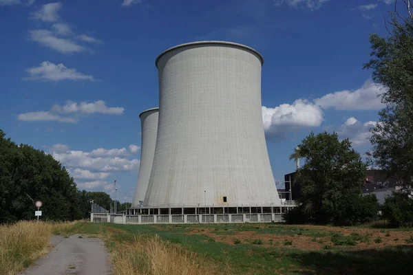 原子力発電所のB号機の冷却塔ビブリス ヘッセ 青い夏の空に対するドイツ 工場は閉鎖された — ストック写真