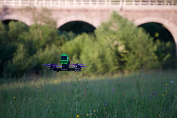 Drone Sopra Erba Verde Con Ponte Sullo Sfondo Una Giornata — Foto Stock