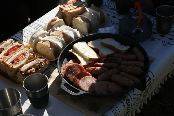Gros Plan Une Table Petit Déjeuner Avec Des Sandwichs Des — Photo