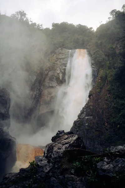 Disparo Vertical Una Hermosa Cascada Que Fluye Por Ladera Montaña —  Fotos de Stock