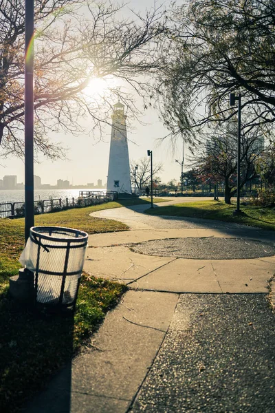 Güneşli Bir Günde Arka Planında Deniz Feneri Olan Şehir Parkının — Stok fotoğraf