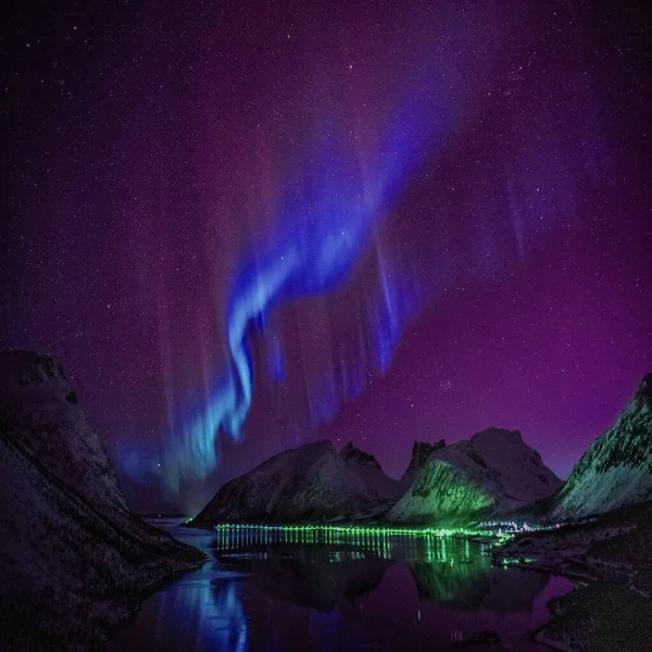 暗い空に北の光の美しい湖と山 — ストック写真