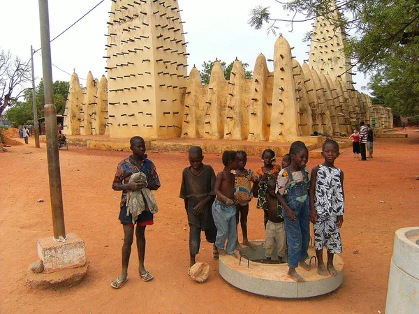Africké Děti Před Typickou Hliněnou Mešitou — Stock fotografie