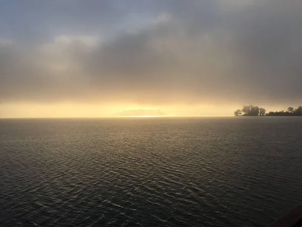 夕日の時間帯は穏やかな海の上に曇り空の美しい景色 — ストック写真