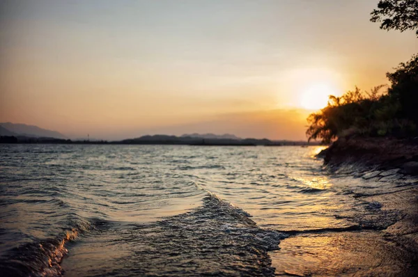 Vacker Utsikt Över Den Gyllene Solnedgången Över Havet — Stockfoto