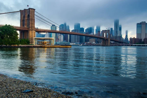 Die Brooklyn Bridge Mit Der Nebligen Stadt New York Hintergrund — Stockfoto