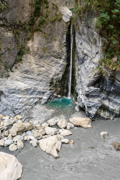 台湾の太魯閣国立公園のハイキングコース上の小さな滝の垂直ショット — ストック写真