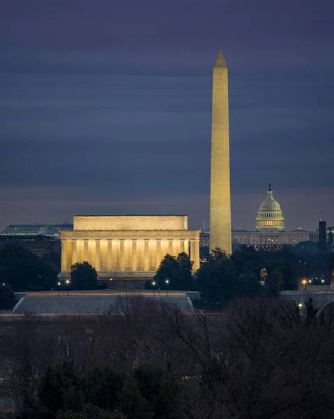 具有华盛顿特区 华盛顿纪念碑 林肯纪念堂和国会大厦3个最具标志性的地标的华盛顿夜景 — 图库照片