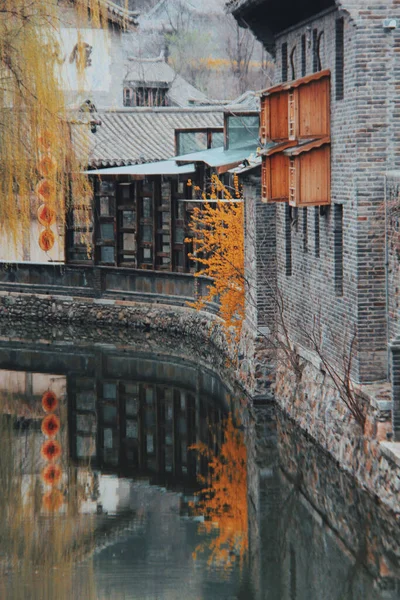 Ein Senkrecht Stehendes Altes Gebäude Spiegelt Sich Einem Kanal Der — Stockfoto