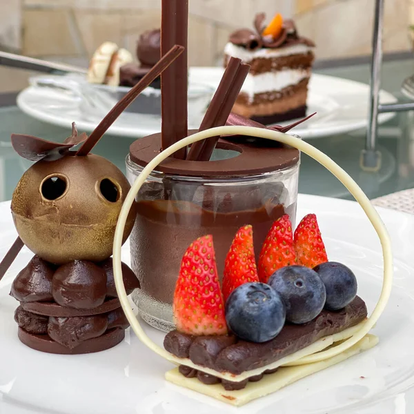 Eine Vertikale Nahaufnahme Von Köstlichem Fruchtdessert Mit Beeren Und Schokolade — Stockfoto