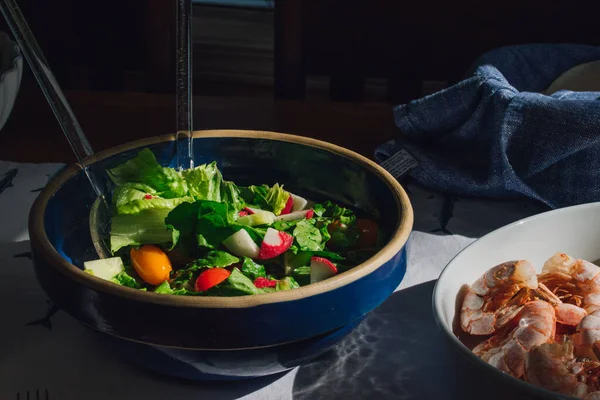 Salat Mit Tomaten Rettich Blauer Schüssel Auf Sommertisch Neben Gegrillten — Stockfoto