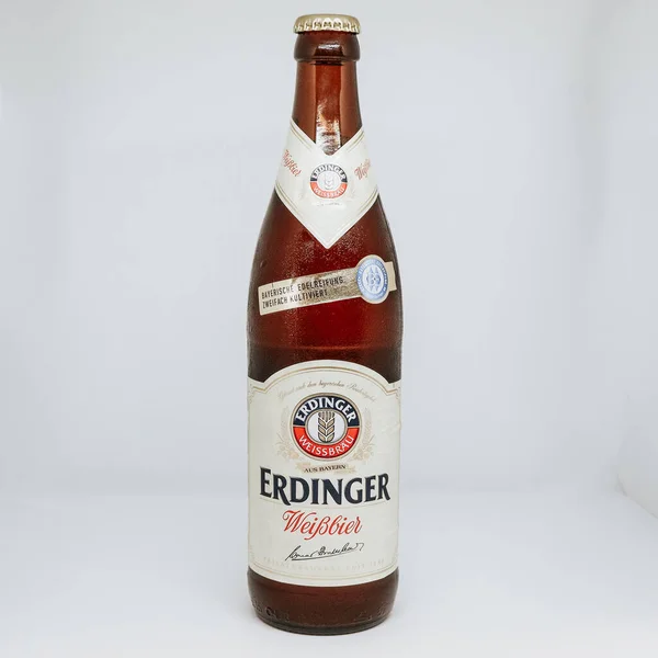 Uma Garrafa Vidro Cerveja Erdinger Isolado Fundo Cinza — Fotografia de Stock
