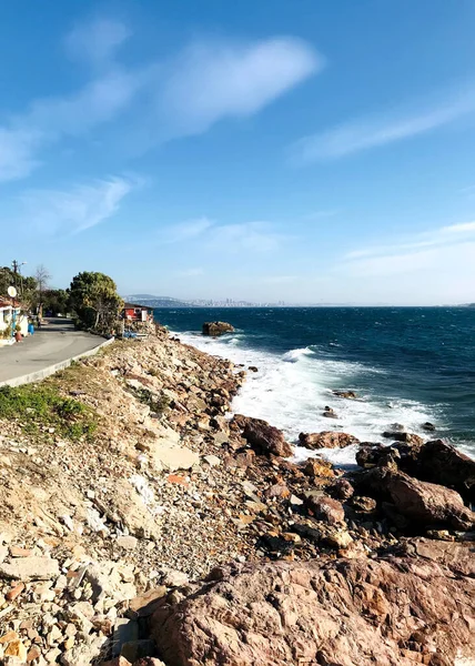 Plan Vertical Une Côte Rocheuse Avec Paysage Marin Par Une — Photo