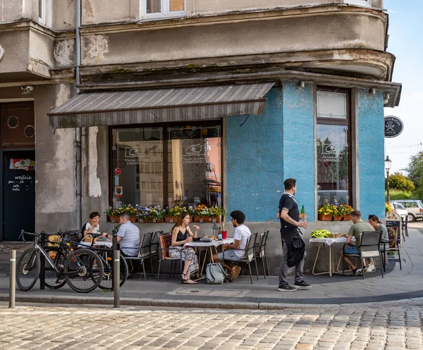 Lidé Sedící Před Restaurací Humhum Ostrowek Street Poznani Polsko — Stock fotografie