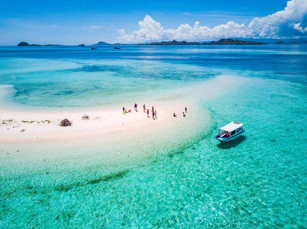 Luftaufnahme Von Touristen Auf Einer Insel Neben Einem Boot Umgeben — Stockfoto