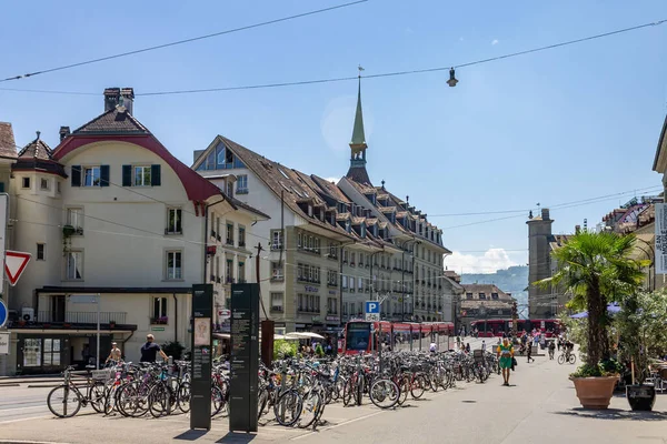 Travle Kornhausplatz Gade Med Historiske Bygninger Bern Schweiz - Stock-foto
