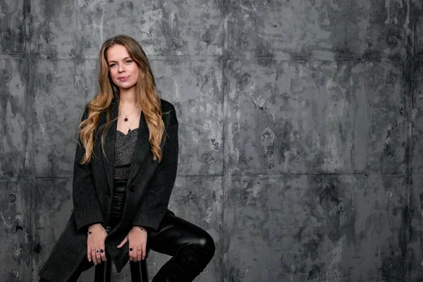 Uma Menina Branca Loira Encantadora Uma Roupa Escura Elegante Colares — Fotografia de Stock