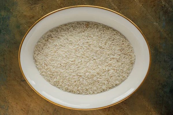 Suchá Syrová Rýžová Zrna Basmati Misce Zlatém Povrchu — Stock fotografie