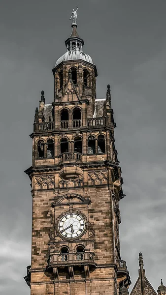 Eine Vertikale Aufnahme Der Rathausuhr Sheffield Großbritannien Einem Düsteren Tag — Stockfoto