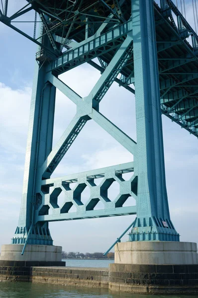 Pionowe Ujęcie Kolumn Wiszącego Mostu Ambasadora — Zdjęcie stockowe