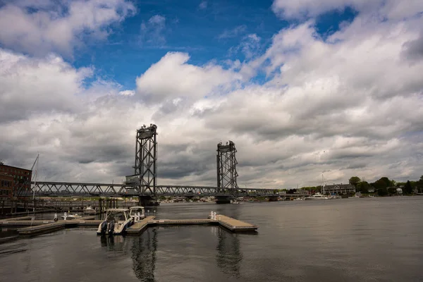 Bulutlu Gökyüzünün Altında Memorial Köprüsü Nün Güzel Bir Görüntüsü — Stok fotoğraf
