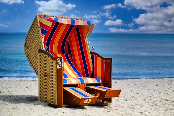 Plážové Židle Břehu Timmendorfer Baltském Moři Modrou Oblohou — Stock fotografie