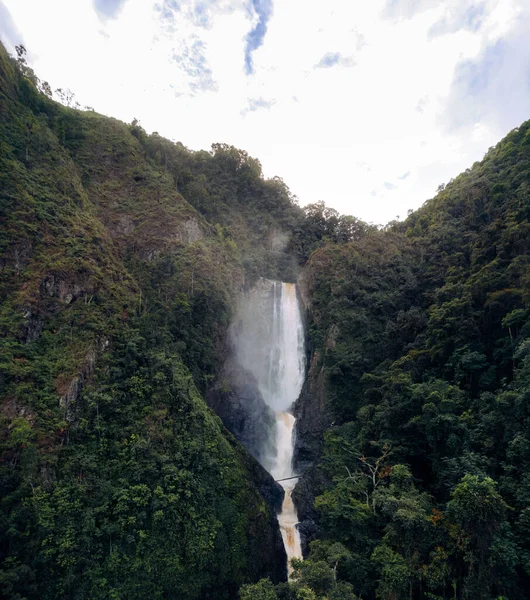 崖から流れ落ちる滝の垂直ショット — ストック写真