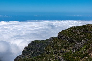 Portekiz 'deki bulutların altındaki Madeira bölgesinin büyüleyici bir görüntüsü.