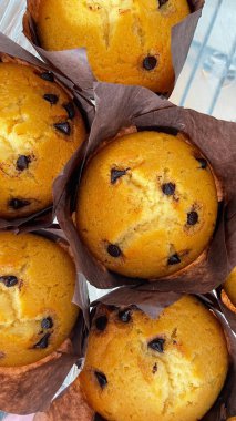 Çikolata parçalı keklerin dikey yakın çekimi. Üst görünüm.