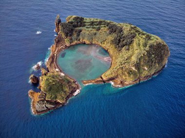 Portekiz takımadalarında ıssız bir ada olan Vila Franca Adası 'nın havadan görünüşü.