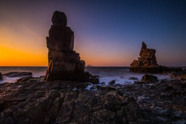 Gün batımında güzel bir denizin havadan görünüşü