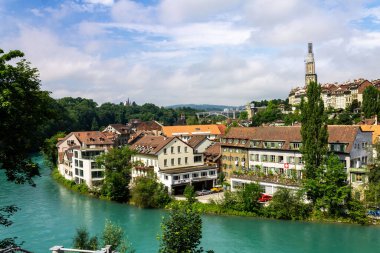 Güneşli bir günde mavi bulutlu bir gökyüzüne karşı Aare Nehri ve Bern Minster Katedrali 'nin havadan görünüşü