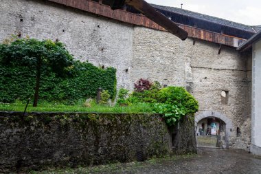 İsviçre Veytaux 'daki ortaçağ Chillon şatosunun güzel bir görüntüsü.